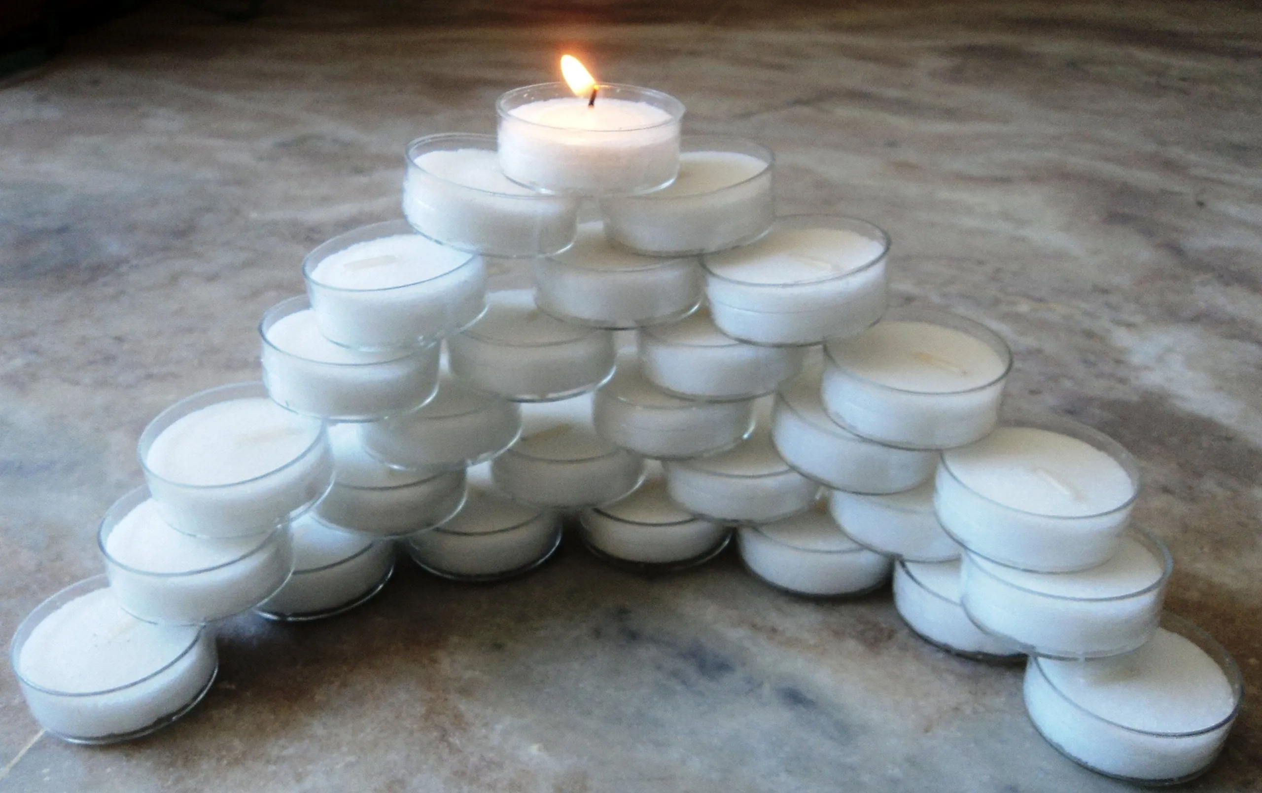 Pure Source India Tea Light Candles smokeless 3.5 hrs Burning, Coming in Poly Carbonate Transparent Holder, Smock Less and 100 Piece Pack
